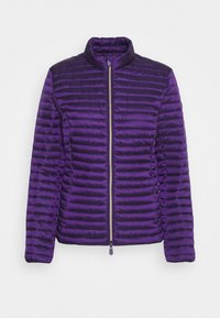 Lila Steppjacke mit gesteppter Optik, hohem Kragen und durchgehendem Frontreißverschluss. Glatte Textur, mit horizontalen Steppnähten und elastischen Bündchen.