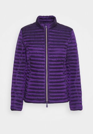 Doudoune violette avec un motif matelassé, col montant et fermeture éclair intégrale à l'avant. Texture lisse, avec des coutures horizontales et des poignets élastiques.