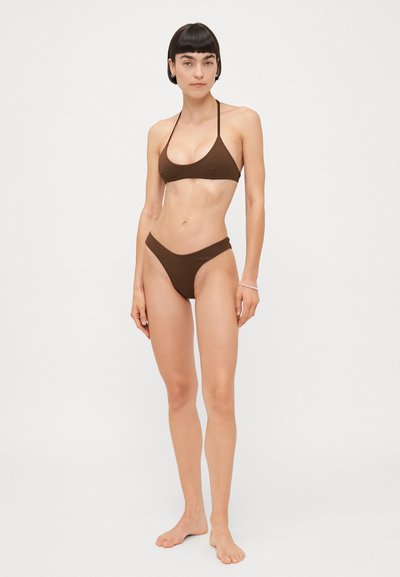 Brauner Bikini-Sets mit einem dreieckigen Oberteil und einem hochgeschnittenen Unterteil. Glatte Textur mit minimalistischen Design und dünnen Trägern.