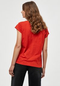 Minus MILETI TEE - Paprasti marškinėliai - lipstick red