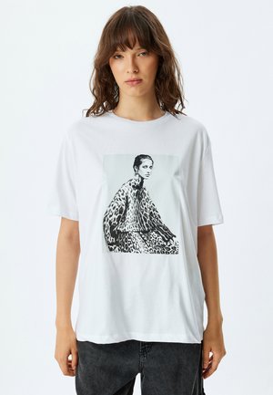 - T-shirt z nadrukiem