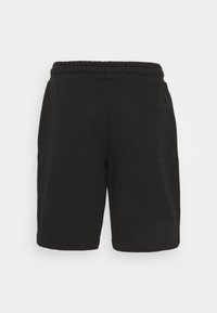 Shorts en coton noirs avec une taille élastique, une poche arrière plaquée et une coupe droite. Texture douce, longueur mi-cuisse.