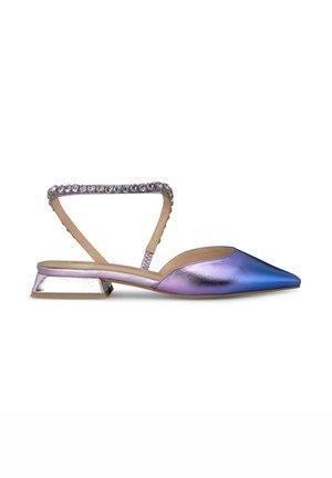 Chaussure pointue en métal bleu et violet avec un petit talon block argenté, dotée d'une bride de cheville ornée de rhinestones.