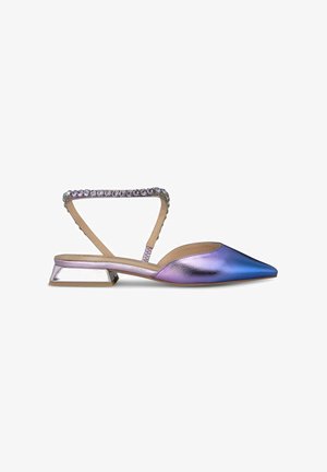 Chaussure pointue en métal bleu et violet avec un petit talon block argenté, dotée d'une bride de cheville ornée de rhinestones.