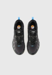 Schwarze Sportschuhe mit strukturiertem Obermaterial, blauen Akzenten und flexibler Sohle. Merkmale sind ein bequemer Sitz und Schnürdesign.