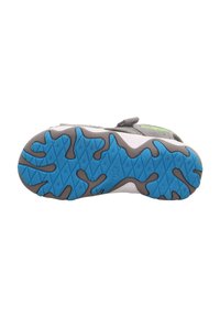 Graue Schuhe mit einer strukturierten Oberseite und kontrastierenden grünen Akzenten. Die Sohle zeigt eine blaue Gummisohle mit einem einzigartigen Muster und grauen Details.