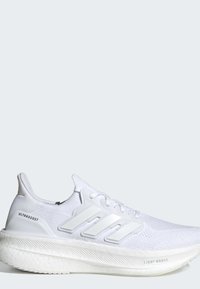 Scarpa da corsa Adidas Ultraboost bianca con tomaia in maglia, chiusura con lacci, logo con tre strisce e suola spessa ammortizzata con etichetta Light Boost.