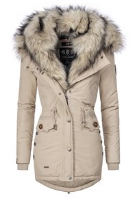 Beige parka met een nepbontcapuchon, knopen- en ritsdetails, verstelbare taille en zijzakken. Gladde textuur en geïsoleerd ontwerp.