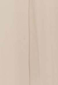 Tessuto beige caratterizzato da una texture liscia e una sottile lucentezza, con un design semplice e privo di decorazioni, e un taglio dritto.