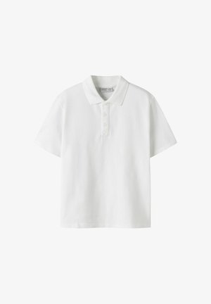 Biała koszulka polo z krótkim rękawem, trzema guzikami i kołnierzykiem, przedstawiona na jednolitym białym tle.