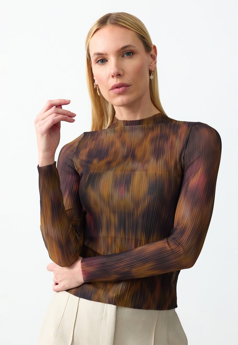 Langsleeve top in transparante geplooide stof met een mix van donkerbruin, oranje en subtiele rode tinten, met een hoge hals en een fitted ontwerp.