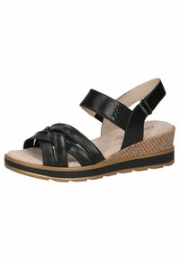 Sandalia de cuña negra de cuero con tiras entrelazadas, plantilla acolchada, patrón tejido en la base y suela de goma texturizada.