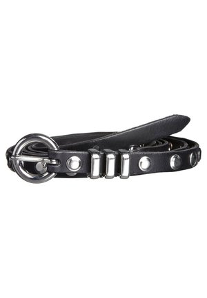 Ceinture en cuir noir avec boucle ronde en argent et clous argentés, enroulée sur un fond blanc.