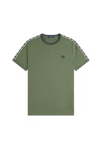 T-shirt manches courtes vert olive avec détails à rayures noires et blanches sur les épaules et petit logo noir brodé sur le côté gauche de la poitrine.