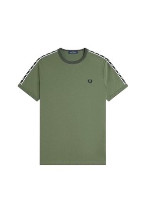 T-shirt verde oliva a maniche corte con dettagli a strisce nere e bianche sulle spalle e piccolo logo nero ricamato sul petto a sinistra.