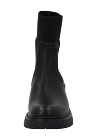 Černé kotníkové boty s hladkým koženým svrškem a zpěvněnými elastickými boky. Silná gumová podrážka s drsným vzorkem pro lepší trakci.