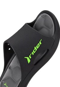 Infradito neri con finitura opaca texturizzata e logo verde. Presentano una fascia ampia, un retro aperto e un motivo esagonale sulla suola interna.