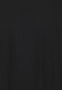 Svart stickad tyg, slät textur, enhetlig färg utan mönster eller accenter, mjuk fall. Lämplig för avslappnade eller lageranvändning.