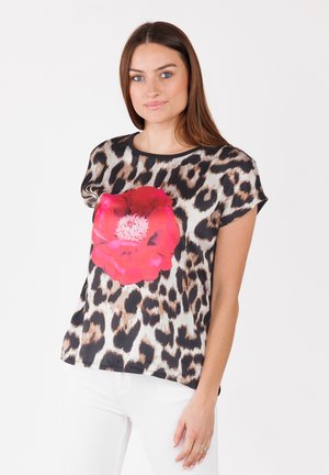 Short-sleeve top with a leopard print pattern, featuring a large pink flower graphic at the center. Made from smooth fabric with a relaxed fit.