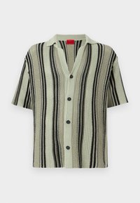 Πλεκτή ζακέτα με κοντά μανίκια, κάθετες μαύρες, μπεζ και ανοιχτοπράσινες ρίγες, γιακά και κούμπωμα με κουμπιά μπροστά.