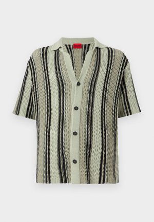 Πλεκτή ζακέτα με κοντά μανίκια, κάθετες μαύρες, μπεζ και ανοιχτοπράσινες ρίγες, γιακά και κούμπωμα με κουμπιά μπροστά.