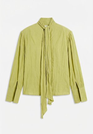 Lys grønn bluse med lange ermer, plissert detaljering, utvidede brede mansjetter og et langt slips som henger ned midt foran.