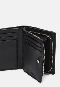 Czarny skórzany portfel z wieloma kieszeniami na karty, kieszenią na zamek, zapięciem na zatrzask oraz teksturowanym wykończeniem. Minimalistyczny design z przeszytymi krawędziami.