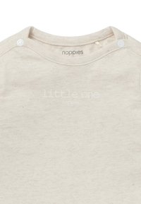 Hellbeiger Kurzarm-Body aus weicher Baumwolle, mit Druckknöpfen an der Schulter und dezentem Aufdruck "little one" in Hellgrau.