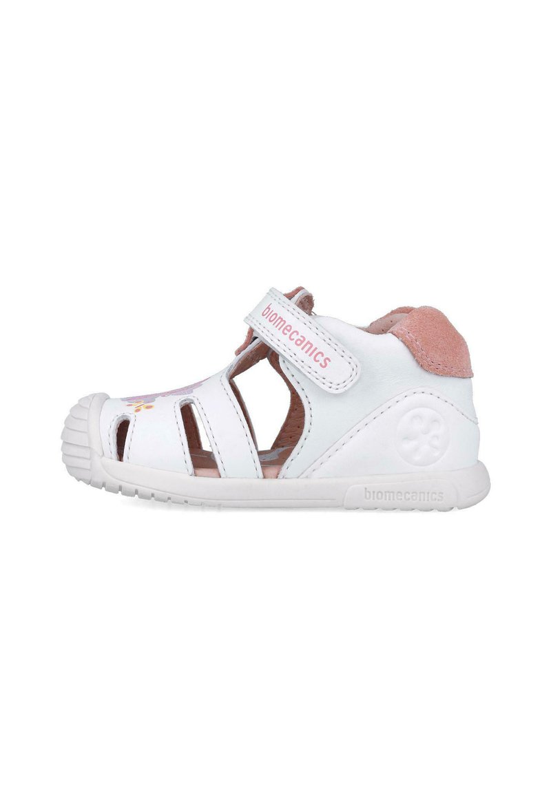 Sandal in pelle bianca con ritagli, cinturino in Velcro, dettagli in suede rosa e suola in gomma bianca testurizzata, che presenta il nome del brand "biomecanics."