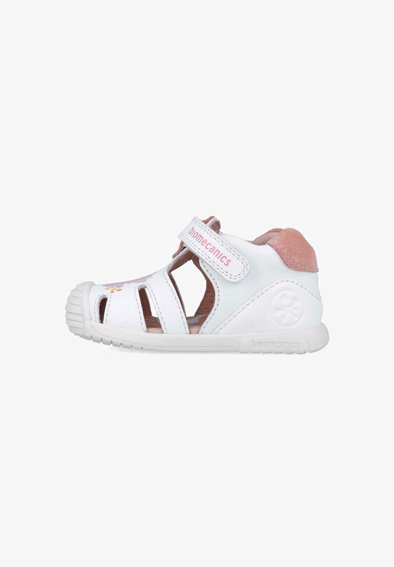 Sandal in pelle bianca con ritagli, cinturino in Velcro, dettagli in suede rosa e suola in gomma bianca testurizzata, che presenta il nome del brand "biomecanics."