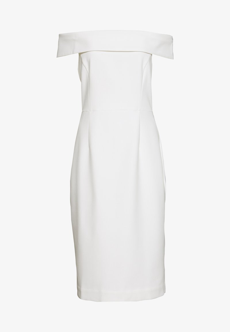 Robe blanche décolletée, en tissu lisse, silhouette ajustée, longueur genoux, avec des coutures sur mesure et sans détails métalliques visibles.