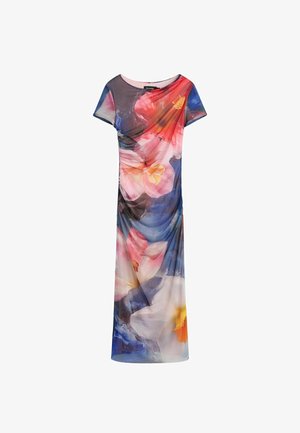 Gėlėta suknelė su trumpomis rankovėmis ir raukšlėtomis šonais, puošta didelėmis rožinėmis, oranžinėmis ir mėlynomis gėlėmis ant spalvoto fono.