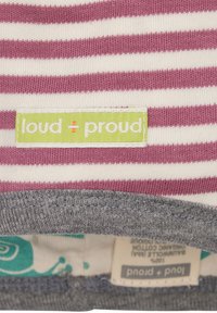 Kurzärmliges Hemd mit weißen und pflaumenfarbenen horizontalen Streifen, mit einem grünen "loud + proud" Etikett und einem grauen unteren Saum.