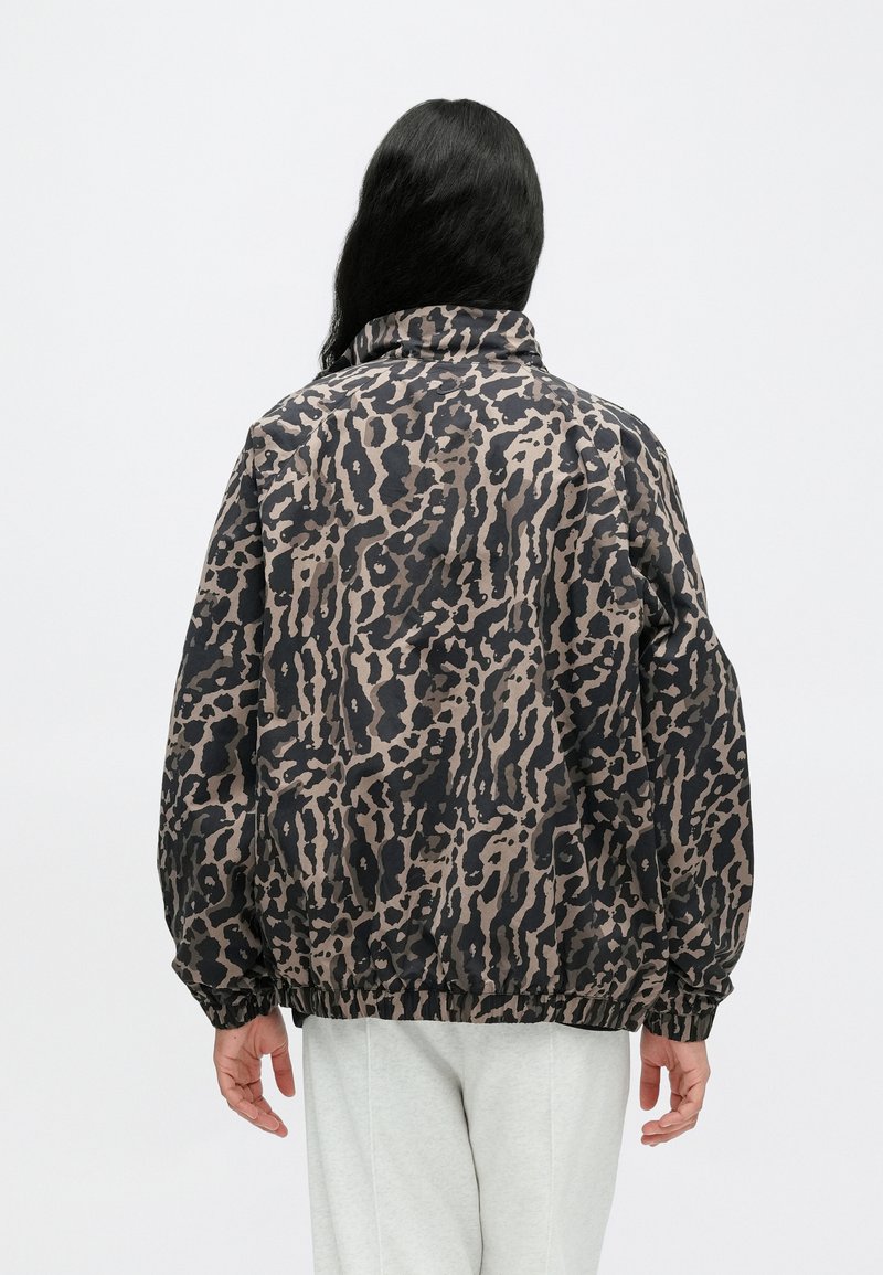 Zwarte en beige luipaardprint jas met een hoge kraag, elastische manchetten en zoom. Gemaakt van lichtgewicht stof, met een ontspannen pasvorm.