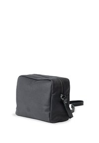 Borsa nera in pelle con superficie texturizzata, forma rettangolare, chiusura con zip e tracolla regolabile. Design semplice con dettagli minimi.