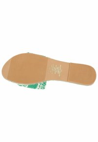 Sandal flat con tomaia intrecciata verde, suola in gomma beige con scanalature per la presa e testo in rilievo sulla soletta.