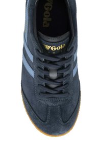 Zapatillas de ante azul marino con rayas azules claro, punta redonda, diseño de cordones y suela de goma texturizada con marca dorada.