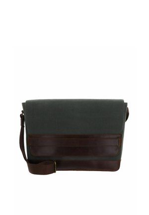 Sac messager en tissu vert foncé avec garniture en cuir marron foncé et bandoulière réglable, présenté fermé sur fond blanc.