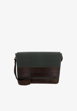 Sac messager en tissu vert foncé avec garniture en cuir marron foncé et bandoulière réglable, présenté fermé sur fond blanc.