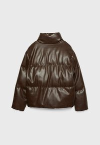 Donkerbruine neplederen pufferjack met een hoge kraag, horizontaal gequiltte gedeelten en een boxy, oversized silhouet.