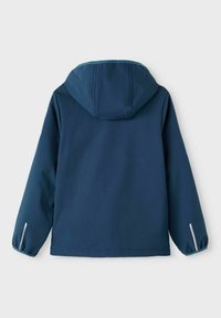 Chaqueta con capucha de color navy, con una textura suave, puños elásticos y detalles reflectantes en las mangas. La vista trasera presenta un diseño limpio y minimalista.