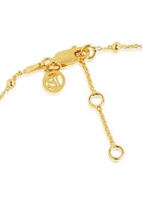 Guldbroche med en delikat kæde med kugleformede perler, krogen til lukkeren, og en cirkulær charm med "S" initialer.