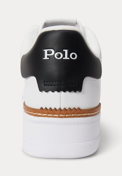Weißer Sneaker mit schwarzer Fersenlasche mit dem Text „"Polo"“, brauner dekorativer Naht und dicker weißer Sohle, von hinten betrachtet.
