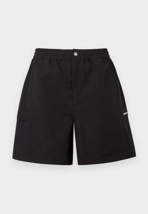 Zwarte short gemaakt van lichtgewicht stof met een elastische tailleband, voorzakken en een zijzak met klep. Eenvoudig, functioneel ontwerp.