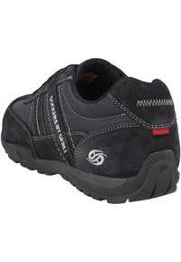 Sneaker in suede nero con cuciture a contrasto. Presenta un colletto imbottito, suola in gomma testurizzata e dettagli con logo sui lati e sul tallone.