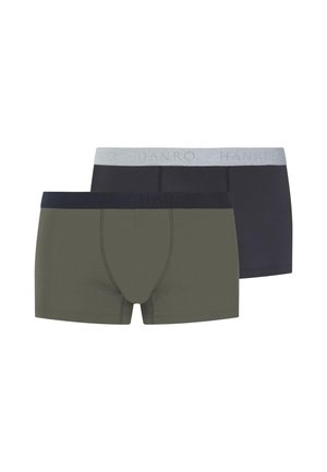 Dos pares de bóxers para hombre, uno verde oliva con cinturilla oscura, otro negro con cinturilla gris claro, ambos lisos con texto de marca sutil en la cinturilla.
