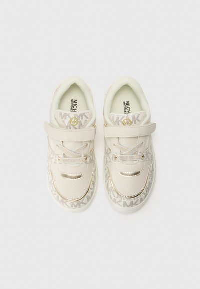 Zapatillas deportivas blancas con un acabado texturizado, acentos metálicos, lados con estampado y una correa de velcro. El interior cuenta con un forro suave.