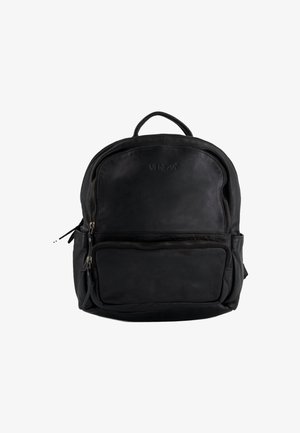 Sort læderrygsæk med en rund design, der har et håndtag på toppen, en frontlomme med lynlås og en struktureret overflade. Lynlåse og syninger er synlige.