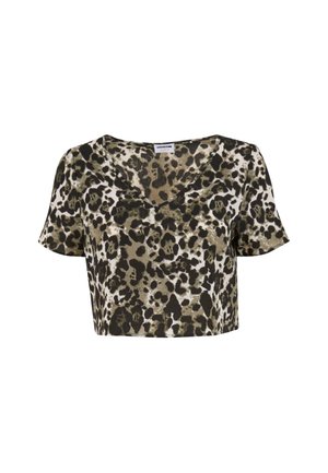 Krojena majica s kratkimi rokavi v leopardjem vzorcu, ki vsebuje odtenke zelene, črne in bele barve. Mehak material z obliko V-izreza.