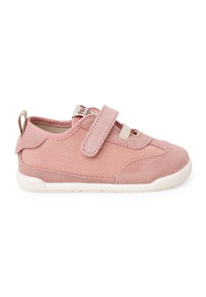 Różowy dziecięcy sneaker z paskiem na rzep, tekstylną i zamszową cholewką oraz białą gumową podeszwą, pokazany z profilu na białym tle.